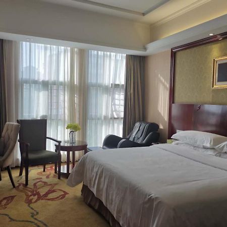 Vienna Hotel Chaozhou Plaza ภายนอก รูปภาพ