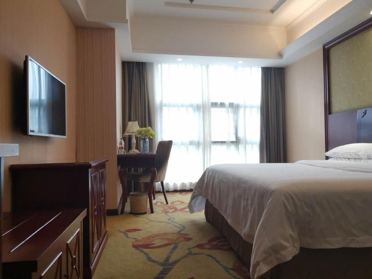 Vienna Hotel Chaozhou Plaza ภายนอก รูปภาพ